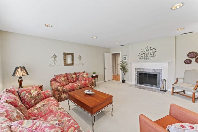 216 Hickory Court, Northbrook, IL 60062