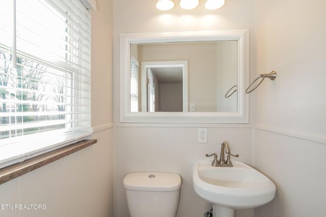 612 W Ridgecrest Drive, Kingston, TN 37763