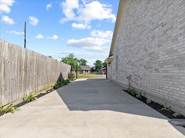 3337 Bridgette Lane, Mont Belvieu, TX 77523
