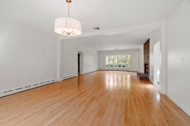 19 Chamberlain Pkwy, Worcester, MA 01602