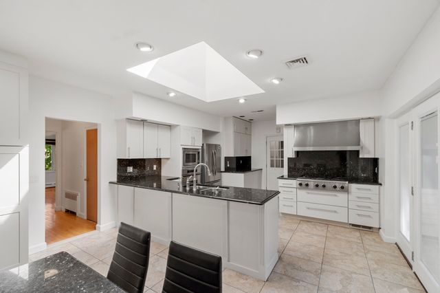 19 Chamberlain Pkwy, Worcester, MA 01602