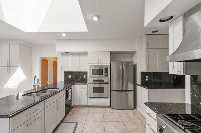 19 Chamberlain Pkwy, Worcester, MA 01602