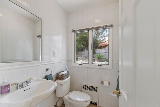 19 Chamberlain Pkwy, Worcester, MA 01602