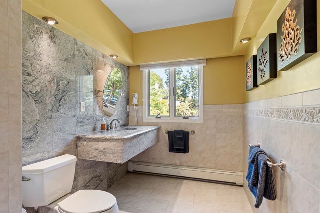19 Chamberlain Pkwy, Worcester, MA 01602