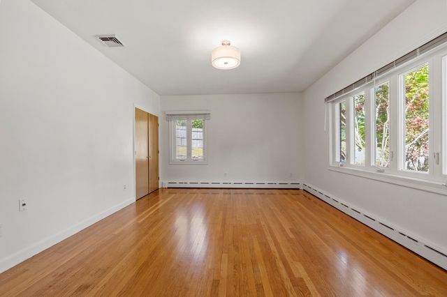 19 Chamberlain Pkwy, Worcester, MA 01602