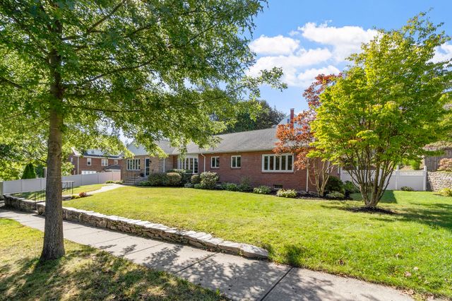 19 Chamberlain Pkwy, Worcester, MA 01602