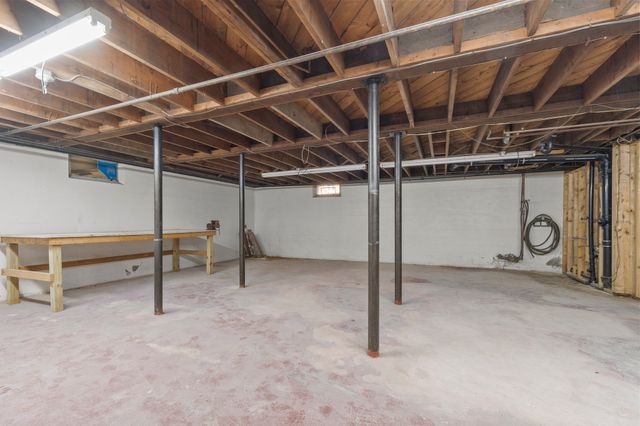 19 Chamberlain Pkwy, Worcester, MA 01602