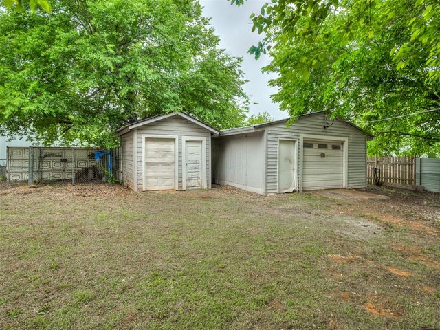 1209 N Cottonwood Drive, Midwest City, OK 73130