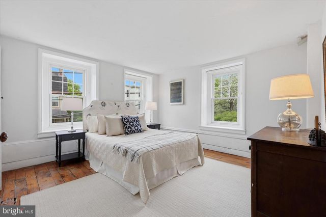 23 W GRAVERS LN, Philadelphia, PA 19118