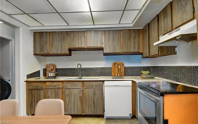 900 Meadowburm CIR, Virginia Beach, VA 23452