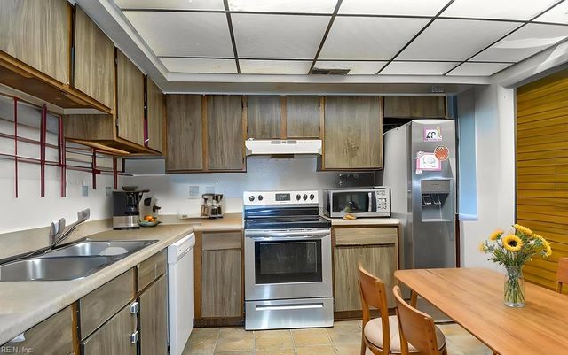 900 Meadowburm CIR, Virginia Beach, VA 23452