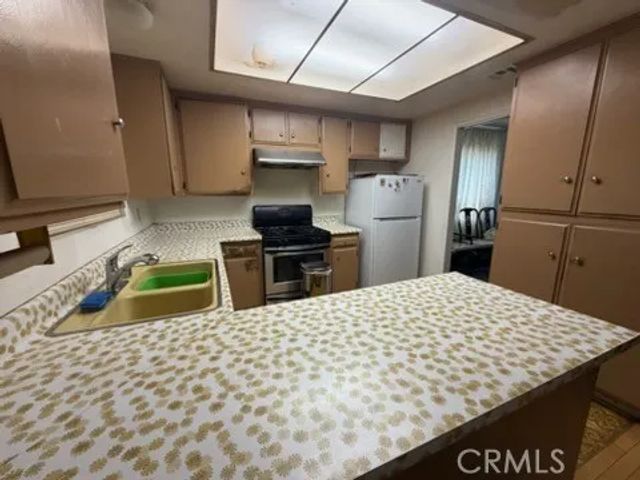 7907 Etiwanda, Reseda, CA 91335
