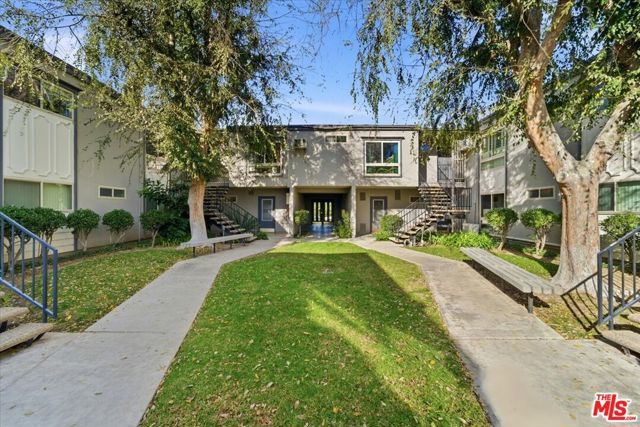 22030 Calvert Street 6, Woodland Hills (los Angeles), CA 91367