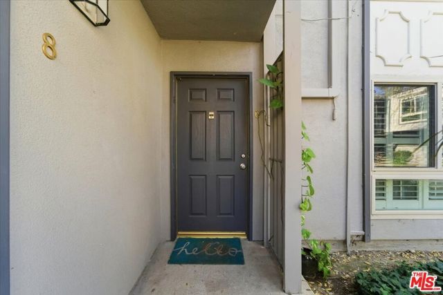 22030 Calvert Street 6, Woodland Hills (los Angeles), CA 91367