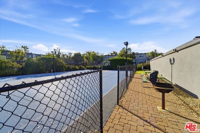 22030 Calvert Street 6, Woodland Hills (los Angeles), CA 91367