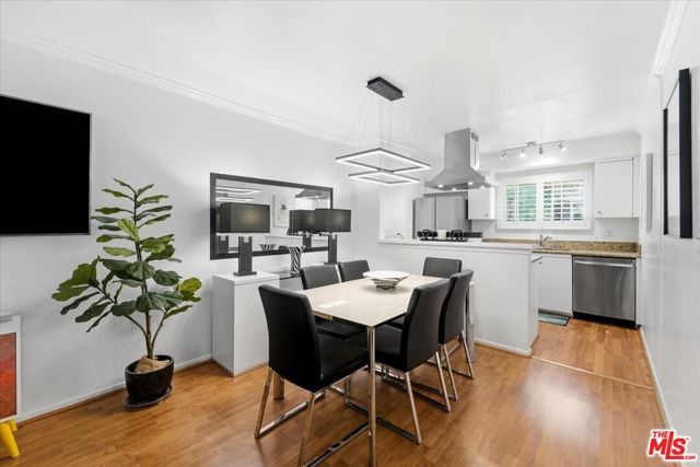 22030 Calvert Street 6, Woodland Hills (los Angeles), CA 91367