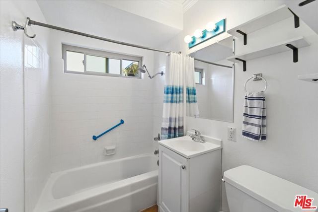 22030 Calvert Street 6, Woodland Hills (los Angeles), CA 91367