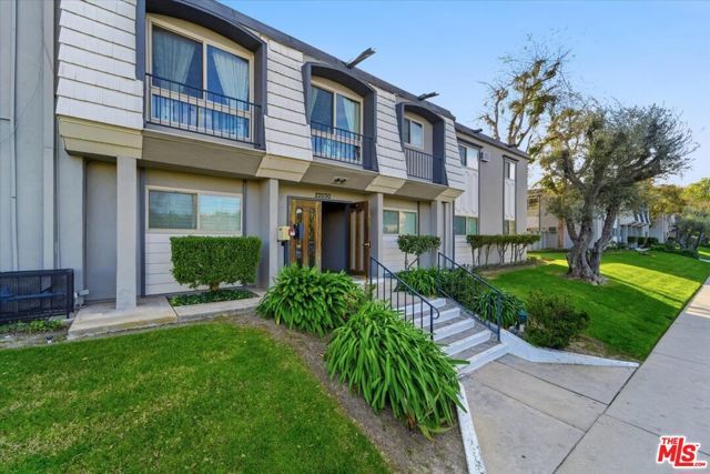 22030 Calvert Street 6, Woodland Hills (los Angeles), CA 91367