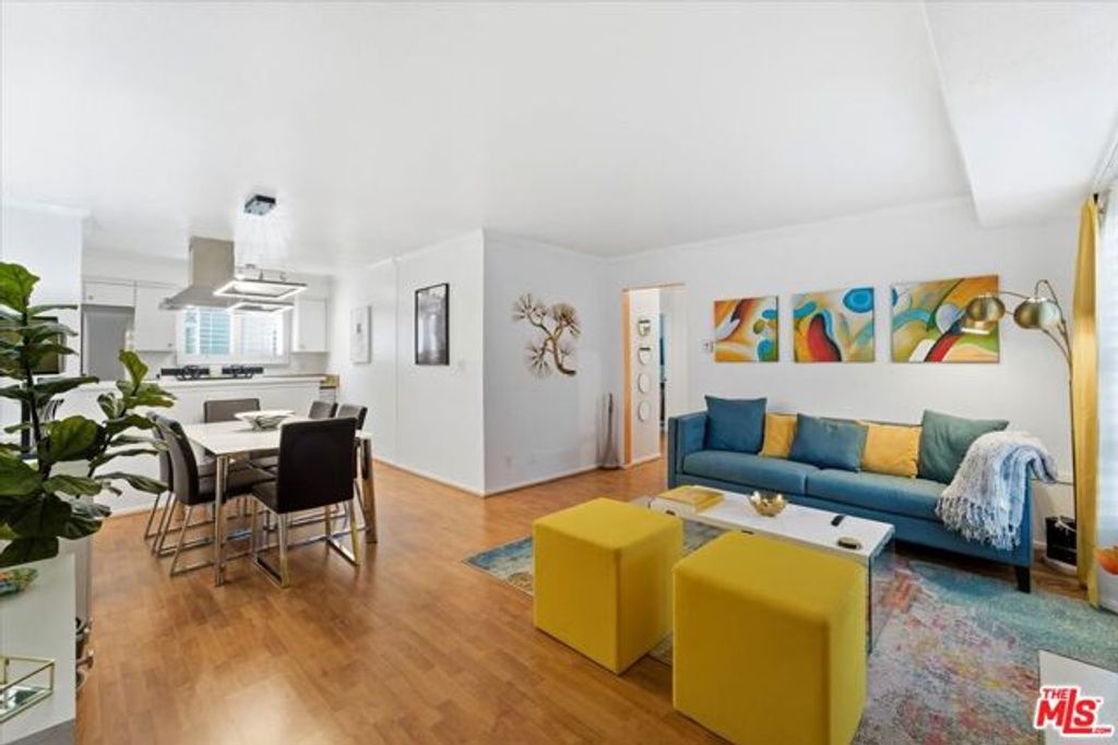 22030 Calvert Street 6, Woodland Hills (los Angeles), CA 91367