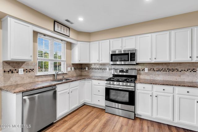 5 Shadow Creek Court, Jackson, NJ 08527