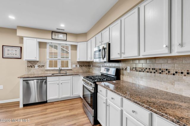 5 Shadow Creek Court, Jackson, NJ 08527