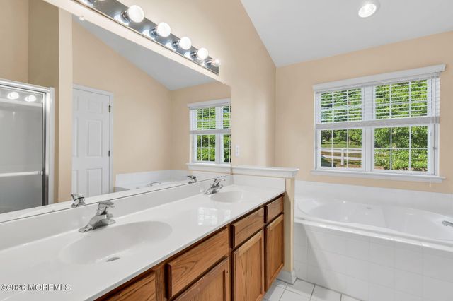 5 Shadow Creek Court, Jackson, NJ 08527