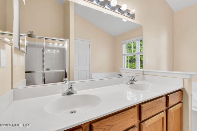 5 Shadow Creek Court, Jackson, NJ 08527