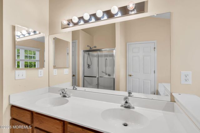 5 Shadow Creek Court, Jackson, NJ 08527