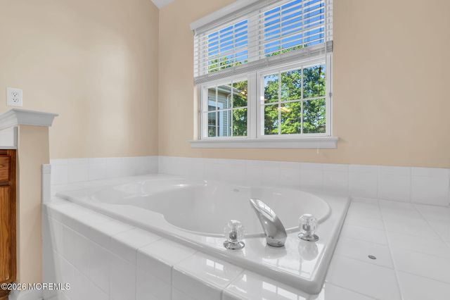 5 Shadow Creek Court, Jackson, NJ 08527