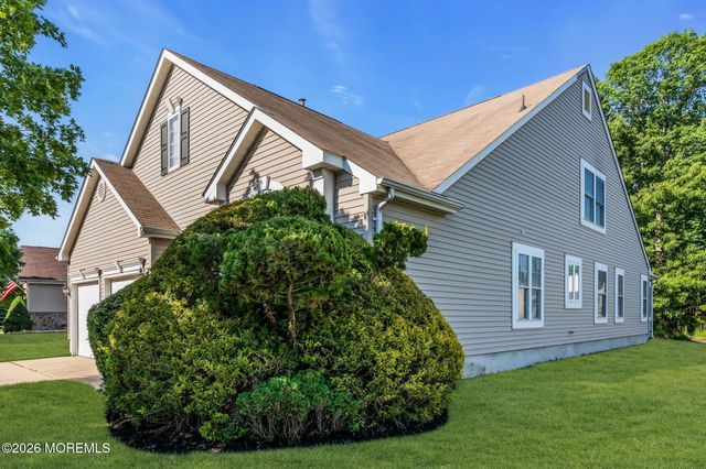 5 Shadow Creek Court, Jackson, NJ 08527