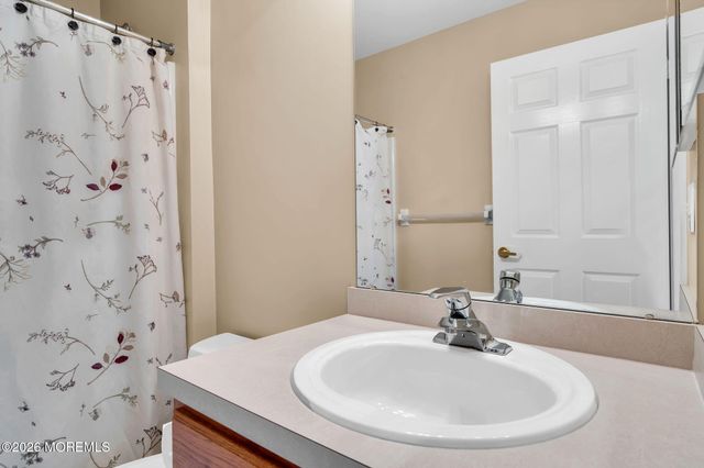 5 Shadow Creek Court, Jackson, NJ 08527