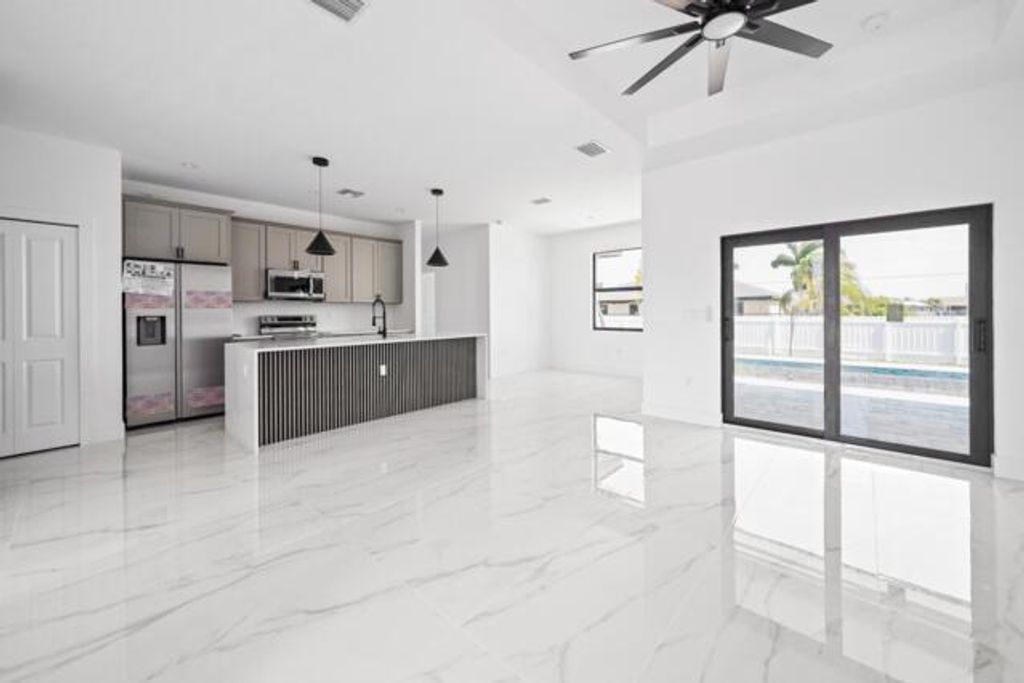 2511 NW 7th Street N, Cape Coral, FL 33993