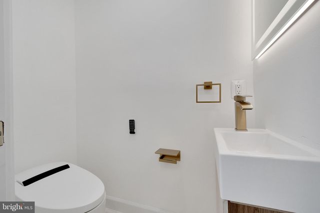 913 L ST NE, Washington, DC 20002