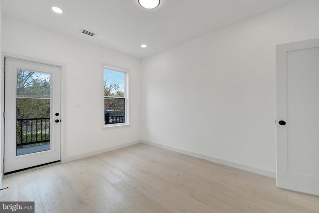 913 L ST NE, Washington, DC 20002
