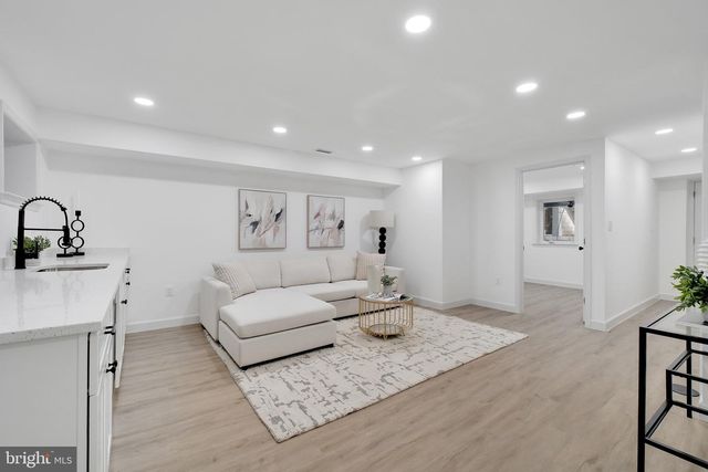 913 L ST NE, Washington, DC 20002
