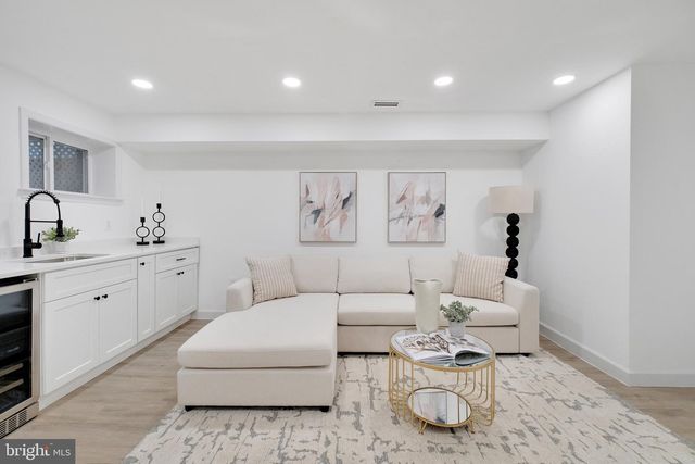 913 L ST NE, Washington, DC 20002