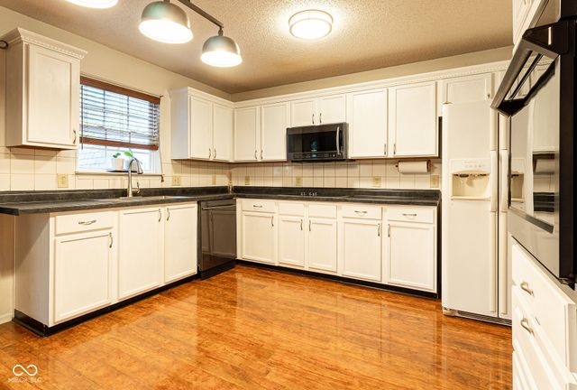 2114 Southernwood Lane, Indianapolis, IN 46231