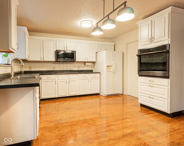 2114 Southernwood Lane, Indianapolis, IN 46231