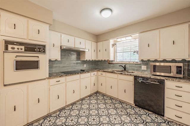 733 Bluebonnet Drive, Hurst, TX 76053