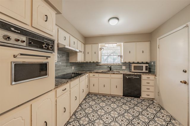 733 Bluebonnet Drive, Hurst, TX 76053