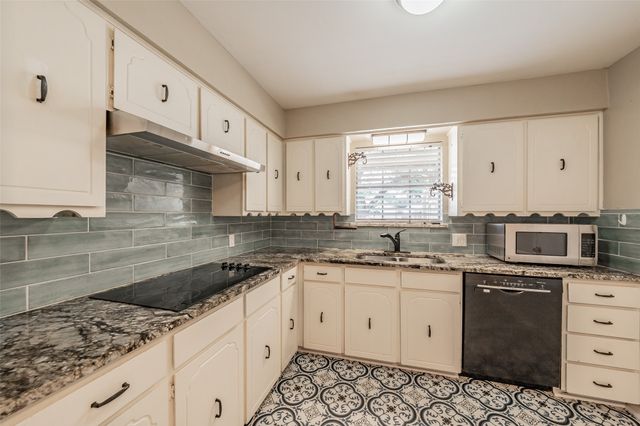733 Bluebonnet Drive, Hurst, TX 76053