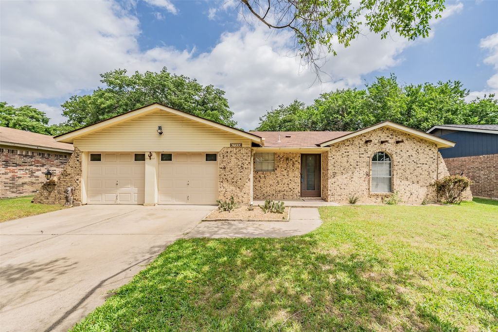 733 Bluebonnet Drive, Hurst, TX 76053