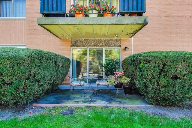 940 Holbrook Road 8A, Homewood, IL 60430