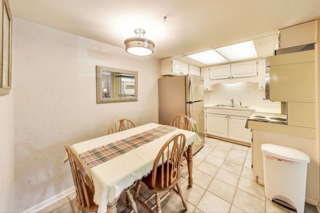 940 Holbrook Road 8A, Homewood, IL 60430