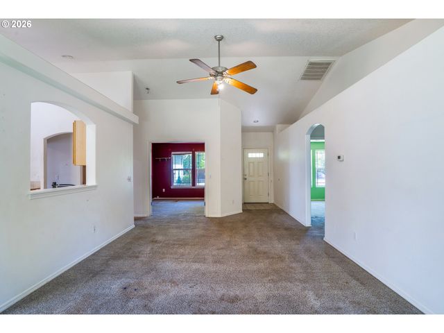 87564 TREK Dr, Veneta, OR 97487