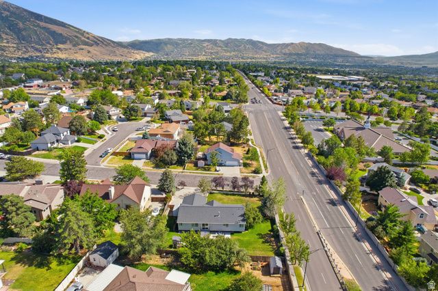 1317 E KNOLLWOOD DR, Sandy, UT 84092