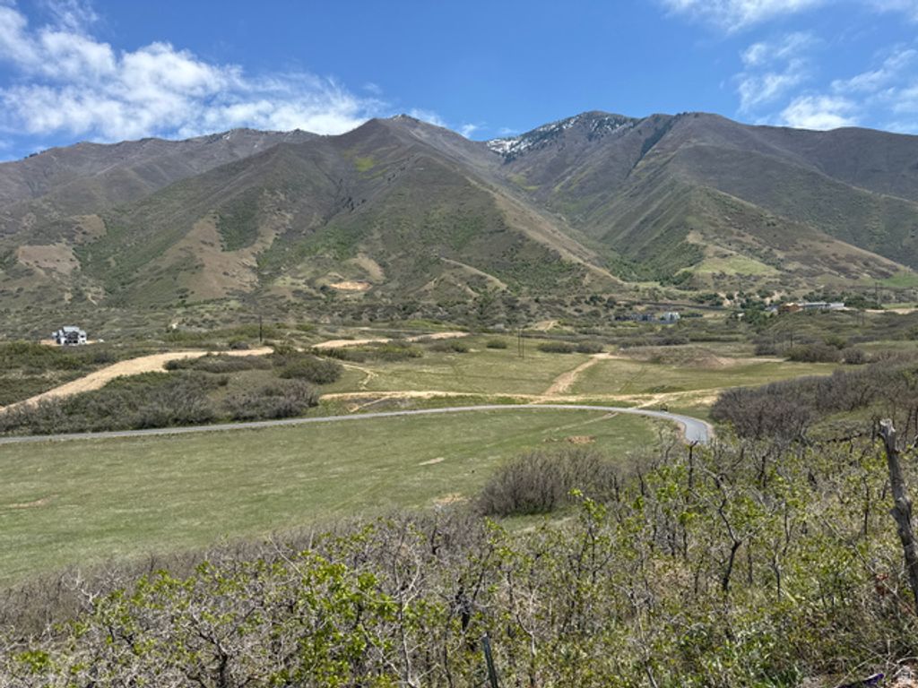 Image 3 of property listing at 586 DIAMOND RIDGE DR, Mapleton, UT 84664
