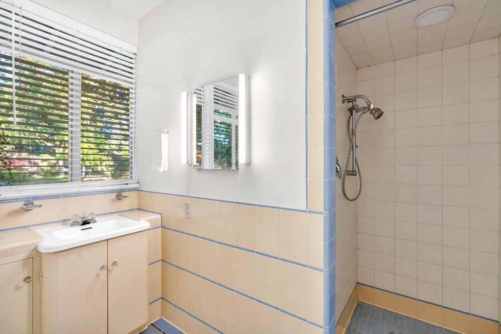 Image 31 of property listing at 3865 N Wilson Avenue, Fresno, CA 93704