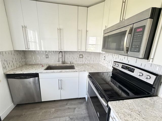 941 Crystal Lake Dr 305, Deerfield Beach, FL 33064