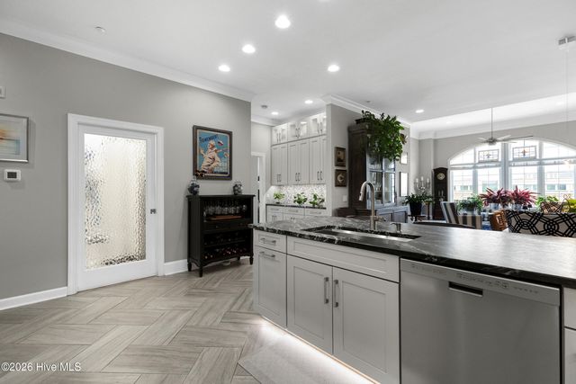 124 Walnut Street Apt 607, Wilmington, NC 28401